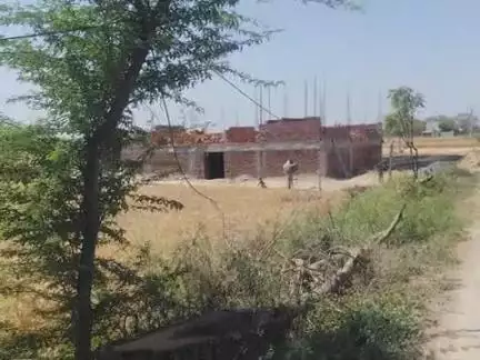 आज सैफई के पास गांव  नगला छविनाथ  में बिजली के तार आग लग गई