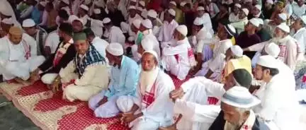 কমলপুৰ: ঈদুল ফিটৰ উপলক্ষে কমলপুৰ টাউন মছজিদত কেন্দ্ৰীয়ভাৱে সমূহীয়া নামাজ, অঞ্চলটোৰ ভিন্ন প্ৰান্তৰ শতাধিক লোকৰ অংশগ্ৰহণ