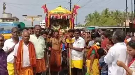 சத்தியமங்கலம்: பேருந்து நிலையம் மருத்துவமனை நான்கு ரோடு உள்ளிட்ட பல்வேறு பகுதிகளில் பண்ணாரி அம்மன் சுவாமி திருவீதி விழா நடைபெற்றது