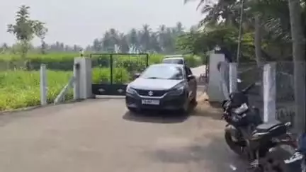 கோபிசெட்டிபாளையம்: குள்ளம்பாளையம் பகுதியில் உள்ள முன்னாள் அமைச்சர் கே எ செங்கோட்டையன் இல்லத்தில் அதிமுக நிர்வாகிகள் குவிந்து வருகின்றனர்