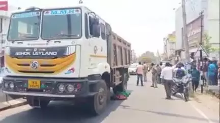 கோபிசெட்டிபாளையம்: பேருந்து நிலையம் அருகே உள்ள சிக்னலில் நிலை தடுமாறி கீழே விழுந்த பெண், டிப்பர் லாரி பின்பக்க சக்கரத்தில் சிக்கி உயிரிழப்பு