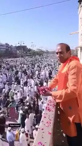 ये खूबसूरती है हिंदुस्तान की,

नमाज अदा करने जाते मुस्लिम भाइयों पर फूलों की बरसात करते हिन्दू भाई ❤️

#EidMubarak 🌙