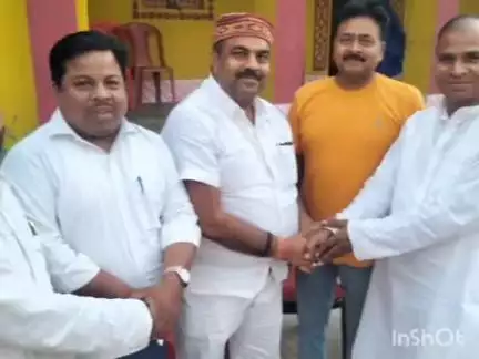 जदयू नेता सुनील सिंह व सुगौली विधानसभा के भावी प्रत्याशी सोमवार क्षेत्र में घूम कर लोगो को ईद की शुभकामना दी #राजनीति