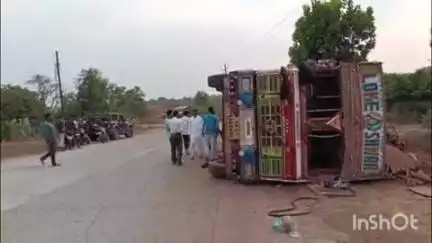म्हसळा: माणगाव म्हसळा श्रीवर्धन मार्गावर अपघाताची मालिका संपेना : चांदोरे येथे बॉक्साइटने भरलेला ट्रेलर रस्त्यावर पलटी