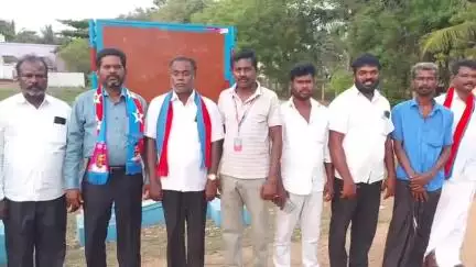 திருமயம்: அரண்மனை பட்டியில் VCK  பெயர் பலகை சேதம் அப்பகுதியில் ஆய்வு செய்த மாவட்ட செயலாளர் குற்றவாளி கைது செய்யாவிட்டால் போராட்டம் என தெரிவித்தார்
