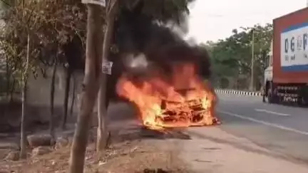 నార్కెట్​పల్లి: నార్కట్పల్లి-అద్దంకి జాతీయ రహదారిపై చెరువుగట్టు ఆర్చి వద్ద మంటలు చెరరేగి కారు దగ్ధం