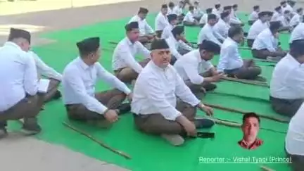 स्याना नगर में राष्ट्रीय स्वयं सेवक संघ ने किया पद पथ संचलन। स्वयंसेवकों का नगरवासियों ने पुष्प वर्षा कर किया स्वागत