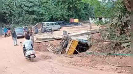 ಪುತ್ತೂರು: ಚೆಲ್ಯಡ್ಕ ಸೇತುವೆ ಬಳಿ ಬ್ರೇಕ್ ಫೇಲ್ ಆಗಿ ಪಿಕಪ್ ವಾಹನ ಪಲ್ಟಿ, ಚಾಲಕ ಅಪಾಯದಿಂದ ಪಾರು