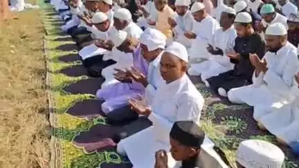 टुंडी : टुंडी में धूमधाम से मनाई गई ईद नमाज अदा कर मांगी गई अमन शान्ति की दुआ