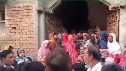 কালিয়াচক ১: গলায় ফাঁস দিয়ে স্ত্রীকে মেরে ফেলার অভিযোগ উঠলো স্বামীর বিরুদ্ধে কবিরাজ পাড়া এলাকায়