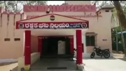 గుర్రంపోడు: తెరాడిగూడెంలో మద్యం మత్తులో భార్యను గొడ్డలితో నరికి చంపిన భర్త, ఎస్సై మధు వివరాలు వెల్లడి