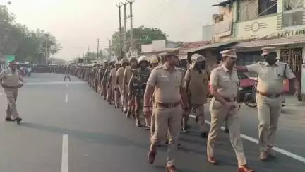 தொட்டியம்: மதுர காளியம்மன் கோவில் திருவிழாவை முன்னிட்டு தொட்டியம் அருகே போலீசார் அணி வகுப்பு