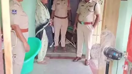 హుజూర్ నగర్: కృష్ణాపురంలో రెండు వర్గాల మధ్య ఘర్షణ, ఇంటి సామగ్రి, బైకులు దగ్ధం, ఇద్దరికి తీవ్రగాయాలు