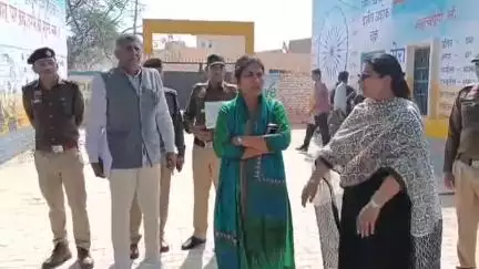 जिला में बोर्ड परीक्षाओं को नकल रहित व शांतिपूर्ण संपन्न करवाने हेतु डीसी मनदीप कौर ने परीक्षा केंद्रों का निरीक्षण किया