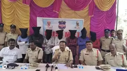 చైన్ స్నాచింగ్ కు పలుపడుతున్న 7గురుని పట్టుకొని అరెస్ట్ చేయడంలో కృషి చేసినా పాపన్నపేట్ పోలీస్  సిబ్బందిని అభినందించిన మెదక్ జిల్లా ఎస్పీ.శ్రీ. డి. ఉదయ్ కుమార్ రెడ్డి ఐపియస్ గారు