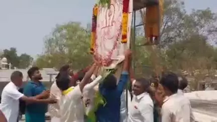 அவிநாசி: திருமுருகன்பூண்டி திருமுருகநாதசுவாமி கோவிலில் தேர் திருவிழாவை முன்னிட்டு கொடியேற்று விழா நடைபெற்றது