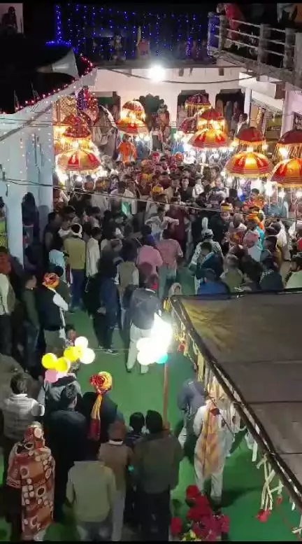 दुल्हआ की तोरन लागी है 
हाथी से देख सकते हो
