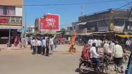 माखन नगर नगर कांग्रेस ने दिया तहसील दार को ज्ञापन एवं जलाया मंत्री का पुतला