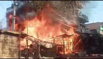 परैया बाजार में लगी अचानक भीषण आग