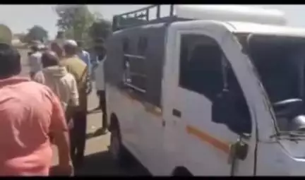 हरणगांव में बालाजी विद्या निकेतन का स्कूल वाहन पलटने से कई बच्चे घायल हुए हैं