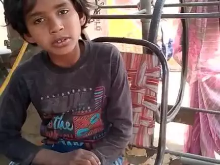Lapta Ladhke Gangapar ki Nayagav ke Aage dekhi Gaye
Purbawan me hai