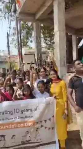 बड़ी आशिकपुर बिशरी मंदिर के पास आई सक्षम संस्था द्वारा रखा गया महिलाओं के सम्मान में कार्यक्रम