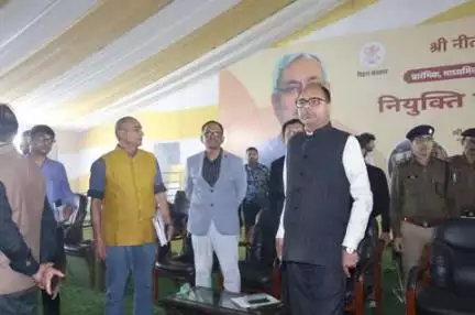 जिलाधिकारी एवं वरीय पुलिस अधीक्षक, पटना द्वारा गाँधी मैदान, पटना में 9 मार्च को आयोजित होने वाले शिक्षक नियुक्ति-पत्र वितरण समारोह की तैयारियों का निरीक्षण गया। पदाधिकारियों को सुगम यातायात, भीड़ प्रबंधन एवं विधि-व्यवस्था संधारण का निदेश।