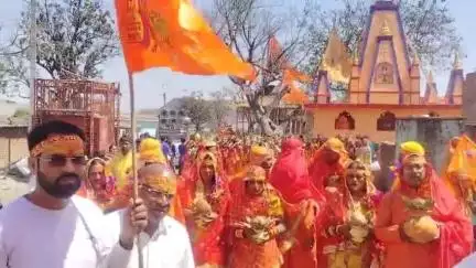 बालूमाथ प्रखंड के आरा ग्राम में श्री 1008 शिव परिवार प्राण प्रतिष्ठा महायज्ञ कलश यात्रा के साथ प्रारंभ ।@#@