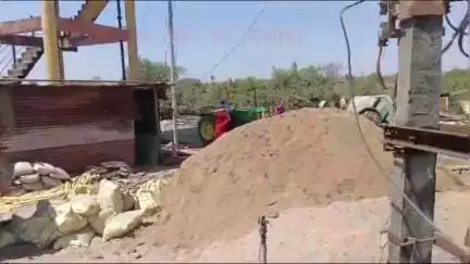 ग्राम पंचायत राजना उप सरपंच ने लगाया आरोप ग्राम राजना मे बन रही पेयजल टंकी मे घटिया सामग्री का इस्तेमाल