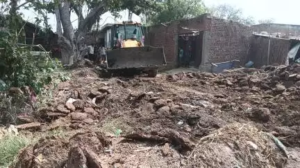 ग्राम कुर्सी जाजू पंचायत  खैरागढ़आगरा में बिना नोटिस के सिर्फ एक घर के दो कंडे के बिटोरी को जेसीबी से पलट दिया