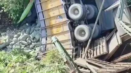 পানিসাগর: দামছড়া থেকে খেদাছড়া যাওয়ার পথে ব্রিজ ভেঙে সিমেন্ট বোঝাই লরি খাদে, দুর্ঘটনায় হতাহতের আশঙ্কা