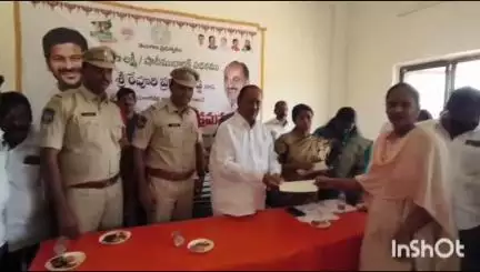 దామెర తహసిల్దార్ కార్యాలయంలో కల్యాణ లక్ష్మి, షాదీ ముబారక్, సీఎంఆర్ఎఫ్ చెక్కులు పంపిణీ చేసిన ఎమ్మెల్యే