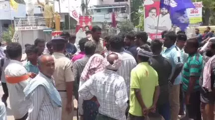 తెనాలి: జిల్లాలోని తెనాలి మండలంలో అంబేద్కర్ ఫ్లెక్సీలను తొలగించడంతో ఆందోళనకు దిగిన దళిత సంఘాలు