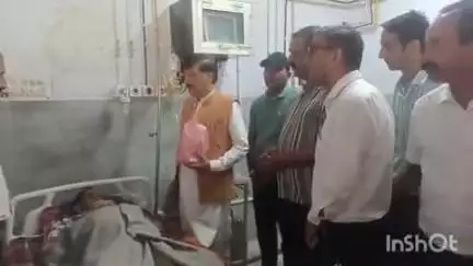 बमसन: सुजानपुर के पूर्व विधायक राजेंद्र राणा ने पूर्व मुख्यमंत्री के जन्मदिन पर टौणीदेवी हॉस्पिटल में बांटे फल