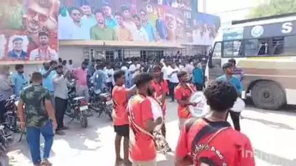 சோளிங்கர்: சோளிங்கர் திரையரங்கு வாயிலில் தேங்காய் உடைத்து அஜித் படத்தை வரவேற்ற ரசிகர்கள்