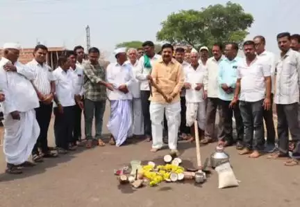 ರಾಯಬಾಗ: ಭೆಂಡವಾಡ ಗ್ರಾಮದಲ್ಲಿ ರಸ್ತೆ ಅಭಿವೃದ್ಧಿ ಕಾಮಗಾರಿಗೆ ಶಾಸಕ ದುರ್ಯೋಧನ ಐಹೊಳೆ ಚಾಲನೆ