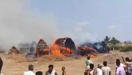ಬೈಲಹೊಂಗಲ: ದೊಡವಾಡ ಗ್ರಾಮದಲ್ಲಿ ರೈತ ಕೂಡಿಟ್ಟಿದ್ದ ಮೇವಿನ ಬಣವೆಗಳು ಬೆಂಕಿಗಾಹುತಿ