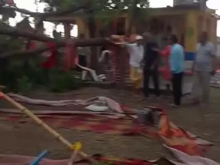 madanpur me jug ke time andhi tufan aya##madanpur me ayi bahut Tej varish aur tufan _tufan ke karan 2 tree gir gya aur