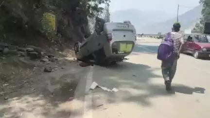 तकलेच: नोगली में राष्ट्रीय राजमार्ग पर एक वाहन दुर्घटनाग्रस्त, पैदल जा रहे तीन युवकों को आईं चोटें