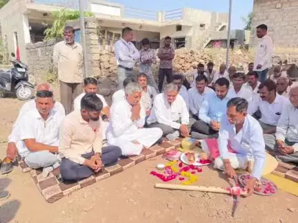 જસદણ: જસદણ કેબિનેટ મંત્રી કુંવરજીભાઈ બાવળીયા નાં હસ્તે કમળાપુર કડુકા મદાવા રોડ નું ખાતમુહૂર્ત કર્યું
