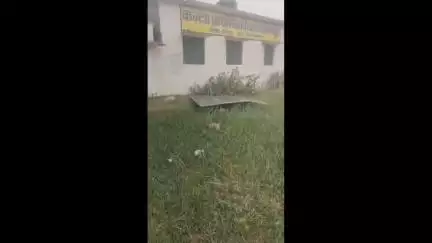 गिद्धौर: अचानक मौसम बदला, बधार में आंधी-तूफान और बारिश से पेड़ गिरा, लोग बाल-बाल बचे