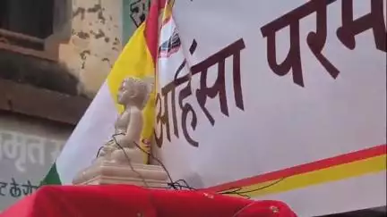 सेलू: जैन मंदिरापासून भगवान महावीर यांच्या जयंतीनिमित्त ढोल ताशांच्या गजरात भव्य शोभायात्रा काढण्यात आली