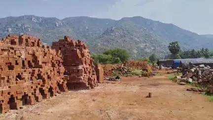 கலசபாக்கம்: நவாம்பாளையம் பகுதியில் வண்டல் மண் கடத்தலில் ஈடுபட்ட மூன்று டிராக்டர் ஒரு ஜேசிபி வாகனத்தை பறிமுதல் செய்து வரும்போது உதவி ஆய்வாளரை தாக்கிய வழக்கறிஞர்