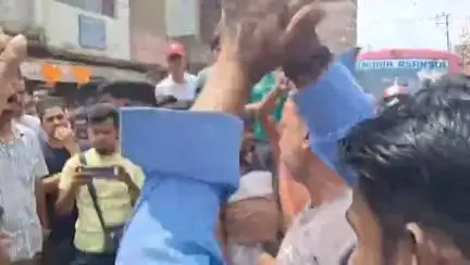 জামুরিয়া: পানীয় জলের অভাবজনিত কারণে জামুরিয়া এলাকার গুরুত্বপূর্ণ রাস্তা অবরোধ করে বিক্ষোভ গ্রামের মহিলাদের