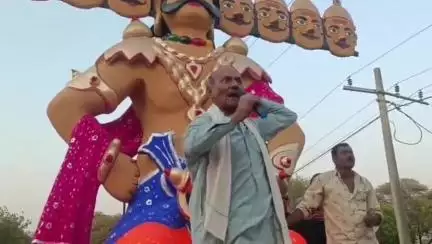 पिपलोदा: कालूखेड़ा में मिट्टी के विशाल रावण का वध भाले से किया गया, हजारों ग्रामीण हुए शामिल