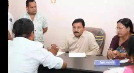 বজালী ভাগ: ভাৰতীয় জনতা পাৰ্টি বজালী জিলা সমিতিৰ কাৰ্যালয়ত  দলৰ কাৰ্যকৰ্তাসকলৰ লগত মত-বিনিময় কৰে মন্ত্ৰী ৰণজিৎ কুমাৰ দাসে