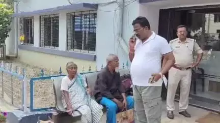 কান্দি: চোখে আলো ফিরিয়ে দিলেন আইসি মৃণাল সিনহা, মানবিক মুখে মুগ্ধ কান্দি
