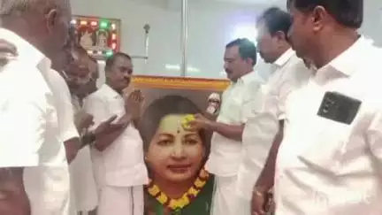 கலவை: திமிரியில் சமுதாயக்கூடத்தில் அதிமுக பூத் கமிட்டி ஆலோசனைக் கூட்டம் நடைபெற்றது