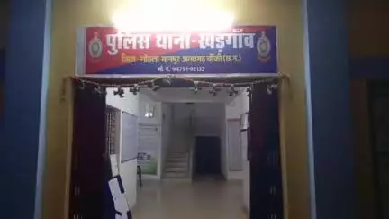 खड़गांव में यात्री प्रतीक्षालय के पास लोगों को शराब पिलाने वाले अधेड़ को पुलिस ने किया गिरफ्तार