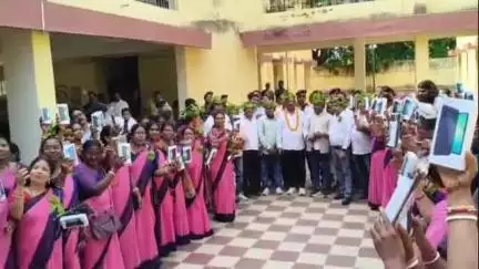 मुसाबनी: शिक्षा मंत्री रामदास सोरेन ने 102 सेविकाओं और 2 महिला पर्यवेक्षिकाओं को स्मार्टफोन वितरित किए